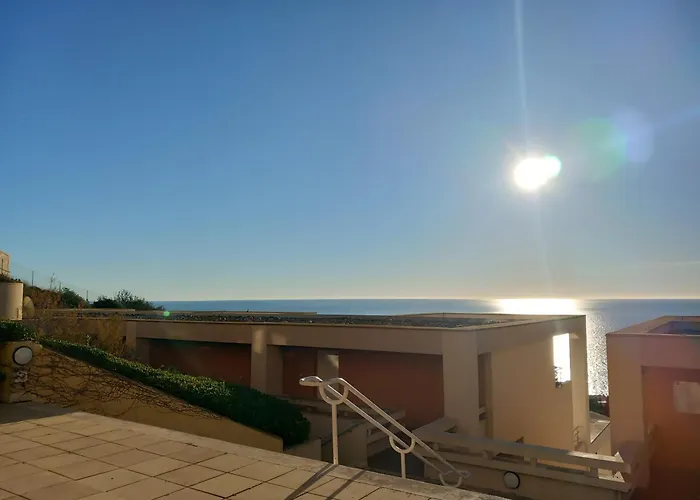 T3 Vue - Terrasse Couverte, Piscine, Parking, Proche Du Centre Ville. *